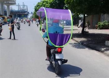 Ô che nắng xe máy - người Việt liều lĩnh